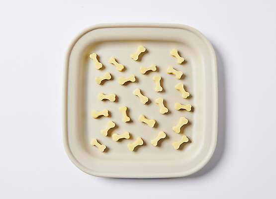 포토 JPG 스튜디오촬영 사람없음 하이앵글 먹이 오브젝트 뼈다귀모양 애견간식 영양_영양소 펫푸드 국내포토 모양 뷰포인트 실내 애견용품 영양소 파일형식