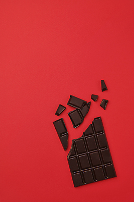 포토 JPG 스튜디오촬영 조각 디저트 발렌타인데이 사람없음 빨간색 초콜릿 손상 국내포토 음식 컬러 컨셉 데이이벤트 실내 파일형식