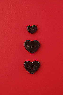 포토 JPG 스튜디오촬영 디저트 발렌타인데이 사람없음 빨간색 초콜릿 하트 일렬 국내포토 모양 음식 컬러 데이이벤트 실내 파일형식