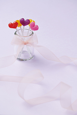 포토 JPG 스튜디오촬영 리본 화이트데이 디저트 막대사탕 사탕 사람없음 하트 국내포토 모양 음식 데이이벤트 실내 파일형식