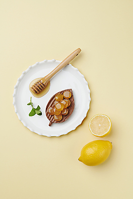 포토 JPG 스튜디오촬영 화이트데이 디저트 사탕 사람없음 하이앵글 노란색 레몬 꿀 허니디퍼 국내포토 음식 뷰포인트 컬러 과일 데이이벤트 실내 도구 파일형식