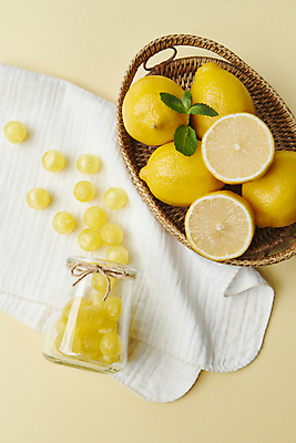 포토 JPG 스튜디오촬영 화이트데이 유리병 디저트 사탕 근접촬영 사람없음 노란색 레몬 국내포토 음식 뷰포인트 컬러 과일 데이이벤트 병_용기 실내 파일형식