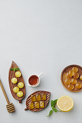 포토 JPG 스튜디오촬영 화이트데이 디저트 사탕 사람없음 레몬 꿀 허니디퍼 국내포토 음식 과일 데이이벤트 실내 도구 파일형식