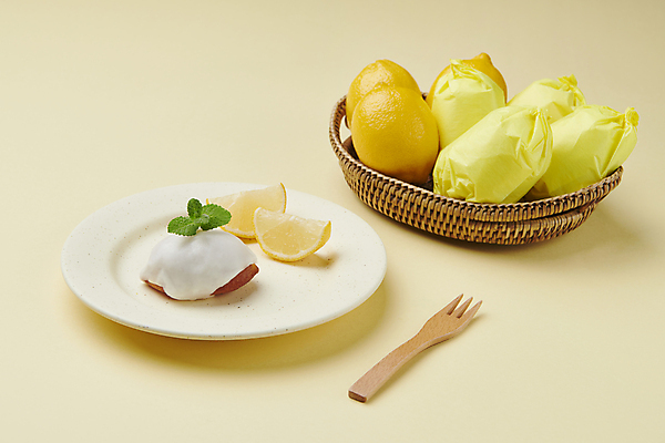 포토 JPG 스튜디오촬영 디저트 사람없음 노란색 케이크 레몬 나무포크 국내포토 음식 컬러 포크 과일 실내 파일형식