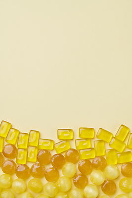 포토 JPG 스튜디오촬영 백그라운드 화이트데이 디저트 사탕 사람없음 노란색 레몬 카피스페이스 국내포토 음식 컬러 과일 데이이벤트 실내 공백 파일형식