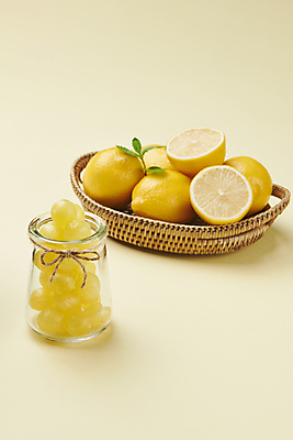 포토 JPG 스튜디오촬영 화이트데이 유리병 디저트 사탕 사람없음 노란색 바구니 레몬 국내포토 음식 컬러 과일 데이이벤트 병_용기 실내 파일형식