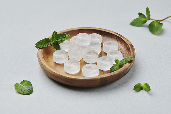 포토 JPG 스튜디오촬영 화이트데이 디저트 사탕 근접촬영 사람없음 민트 나무접시 자일리톨 국내포토 접시 음식 뷰포인트 데이이벤트 실내 허브 파일형식