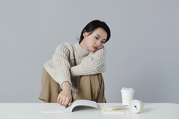 포토 JPG 스튜디오촬영 여자 피곤 한명 앉기 상반신 20대 청년 성인 앞모습 볼펜 한국인 잡기 책상 고민 웅크림 우울감 성인여자한명만 내려보기 국내포토 1 감정 뷰포인트 가구 컨셉 모션 실내 사람 동양인 펜 여자한명만 성인여자만 파일형식