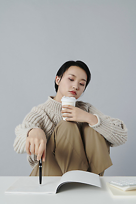 포토 JPG 스튜디오촬영 여자 커피 피곤 한명 들기 앉기 상반신 20대 청년 성인 앞모습 볼펜 공책 한국인 잡기 책상 웅크림 우울감 성인여자한명만 내려보기 국내포토 1 감정 음료 뷰포인트 가구 컨셉 모션 문구용품 실내 사람 동양인 펜 여자한명만 성인여자만 파일형식