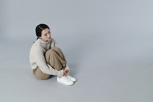 포토 JPG 스튜디오촬영 전신 여자 피곤 한명 앉기 20대 청년 성인 옆모습 한국인 고독 웅크림 우울감 성인여자한명만 국내포토 1 감정 뷰포인트 컨셉 모션 실내 사람 동양인 여자한명만 성인여자만 파일형식