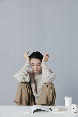 포토 JPG 스튜디오촬영 여자 피곤 한명 앉기 상반신 20대 청년 성인 앞모습 한국인 고민 두통 웅크림 우울감 성인여자한명만 내려보기 국내포토 1 감정 뷰포인트 컨셉 모션 실내 사람 동양인 질병 여자한명만 성인여자만 파일형식