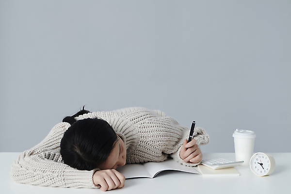 포토 JPG 스튜디오촬영 여자 엎드리기 피곤 한명 상반신 20대 청년 성인 앞모습 볼펜 공책 한국인 잡기 책상 우울감 성인여자한명만 국내포토 1 감정 뷰포인트 가구 컨셉 모션 문구용품 실내 사람 동양인 펜 여자한명만 성인여자만 파일형식