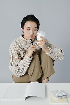 포토 JPG 스튜디오촬영 여자 커피 피곤 한명 들기 앉기 상반신 20대 청년 성인 앞모습 옆모습 볼펜 한국인 책상 고민 웅크림 우울감 테이크아웃컵 성인여자한명만 내려보기 국내포토 1 감정 음료 뷰포인트 가구 컨셉 모션 실내 사람 동양인 컵 펜 여자한명만 성인여자만 파일형식