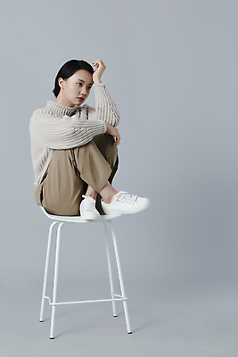 포토 JPG 스튜디오촬영 전신 여자 의자 피곤 한명 앉기 20대 청년 성인 옆모습 한국인 고민 웅크림 우울감 성인여자한명만 국내포토 1 감정 뷰포인트 가구 컨셉 모션 실내 사람 동양인 여자한명만 성인여자만 파일형식