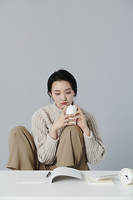 포토 JPG 스튜디오촬영 여자 커피 피곤 한명 들기 앉기 상반신 20대 청년 성인 앞모습 한국인 고민 웅크림 우울감 테이크아웃컵 성인여자한명만 내려보기 국내포토 1 감정 음료 뷰포인트 컨셉 모션 실내 사람 동양인 컵 여자한명만 성인여자만 파일형식