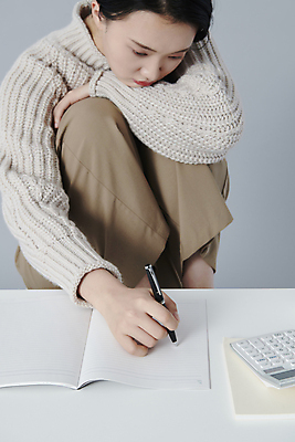 포토 JPG 스튜디오촬영 여자 피곤 한명 앉기 상반신 20대 청년 성인 앞모습 공책 한국인 기록 책상 고민 웅크림 우울감 성인여자한명만 내려보기 국내포토 1 감정 뷰포인트 가구 컨셉 모션 문구용품 실내 사람 동양인 여자한명만 성인여자만 파일형식