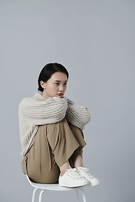 포토 JPG 스튜디오촬영 전신 응시 여자 의자 피곤 한명 앉기 20대 청년 성인 옆모습 한국인 웅크림 우울감 성인여자한명만 국내포토 1 시선 감정 뷰포인트 가구 컨셉 모션 실내 사람 동양인 여자한명만 성인여자만 파일형식