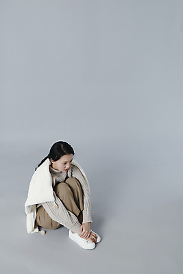 포토 JPG 스튜디오촬영 전신 여자 피곤 한명 앉기 20대 청년 성인 옆모습 한국인 추위 고독 담요 덮기 웅크림 우울감 성인여자한명만 국내포토 1 감정 뷰포인트 컨셉 모션 실내 사람 동양인 여자한명만 성인여자만 파일형식