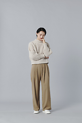 포토 JPG 스튜디오촬영 전신 여자 피곤 한명 서기 20대 청년 성인 앞모습 턱괴기 한국인 고민 우울감 성인여자한명만 국내포토 1 감정 뷰포인트 컨셉 모션 실내 사람 동양인 여자한명만 성인여자만 파일형식