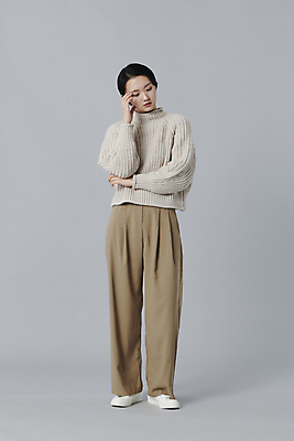 포토 JPG 스튜디오촬영 전신 여자 피곤 한명 서기 20대 청년 성인 앞모습 턱괴기 한국인 고민 우울감 성인여자한명만 국내포토 1 감정 뷰포인트 컨셉 모션 실내 사람 동양인 여자한명만 성인여자만 파일형식