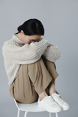 포토 JPG 스튜디오촬영 전신 여자 의자 피곤 한명 앉기 20대 청년 성인 옆모습 한국인 웅크림 우울감 성인여자한명만 국내포토 1 감정 뷰포인트 가구 컨셉 모션 실내 사람 동양인 여자한명만 성인여자만 파일형식