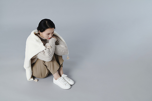 포토 JPG 스튜디오촬영 전신 여자 피곤 한명 앉기 20대 청년 성인 옆모습 한국인 추위 고독 담요 덮기 웅크림 우울감 성인여자한명만 국내포토 1 감정 뷰포인트 컨셉 모션 실내 사람 동양인 여자한명만 성인여자만 파일형식