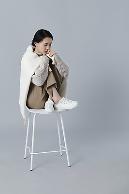 포토 JPG 스튜디오촬영 전신 여자 의자 피곤 한명 앉기 20대 청년 성인 옆모습 한국인 추위 담요 고민 덮기 웅크림 우울감 성인여자한명만 국내포토 1 감정 뷰포인트 가구 컨셉 모션 실내 사람 동양인 여자한명만 성인여자만 파일형식