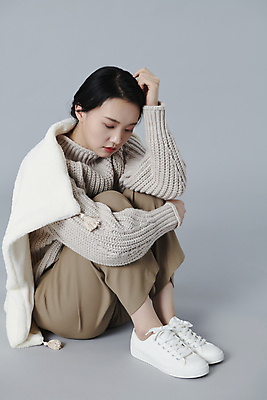 포토 JPG 스튜디오촬영 전신 여자 피곤 한명 앉기 20대 청년 성인 옆모습 한국인 잡기 담요 고민 덮기 웅크림 우울감 성인여자한명만 국내포토 1 감정 뷰포인트 컨셉 모션 실내 사람 동양인 여자한명만 성인여자만 파일형식