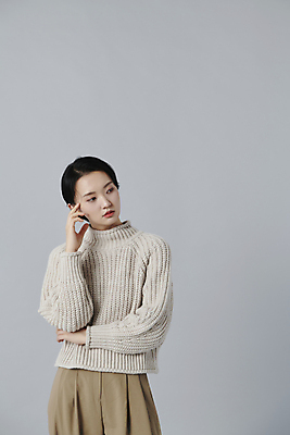 포토 JPG 스튜디오촬영 여자 피곤 한명 상반신 20대 청년 성인 앞모습 턱괴기 한국인 고민 우울감 성인여자한명만 국내포토 1 감정 뷰포인트 컨셉 모션 실내 사람 동양인 여자한명만 성인여자만 파일형식