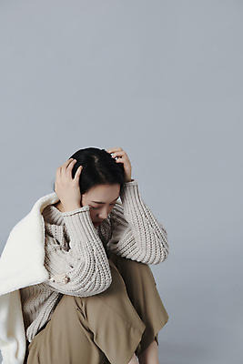 포토 JPG 스튜디오촬영 여자 피곤 한명 앉기 상반신 20대 청년 성인 옆모습 고통 한국인 잡기 웅크림 우울감 힘듦 성인여자한명만 국내포토 1 감정 뷰포인트 컨셉 모션 실내 사람 동양인 여자한명만 성인여자만 파일형식