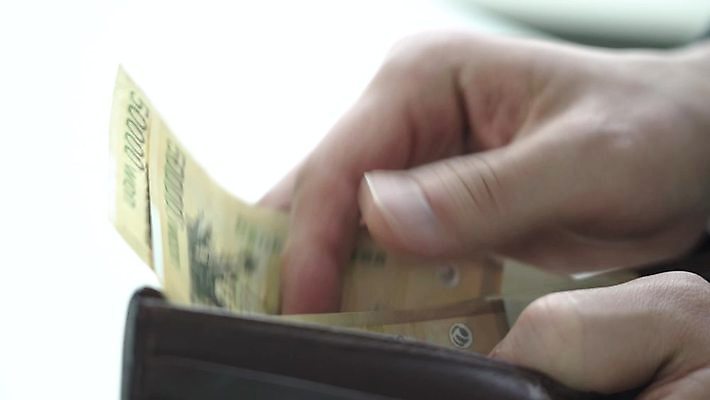 스튜디오촬영 손 돈 비즈니스 들기 신체부위 지갑 오만원 꺼내기 4K MP4 MOV 국내동영상 클립영상 지폐 모션 실내 사람 재산 동영상 파일형식