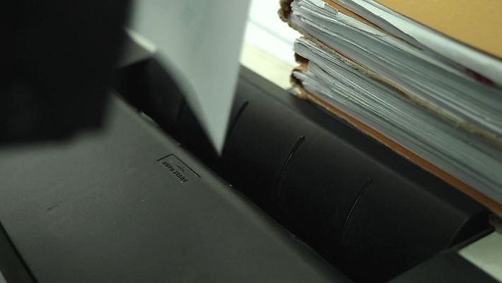 스튜디오촬영 손 종이 비즈니스 신체부위 문서 넣기 파쇄기 4K MP4 MOV 국내동영상 클립영상 모션 실내 사람 기계 동영상 파일형식