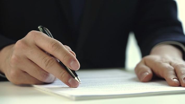 스튜디오촬영 손 비즈니스 아웃포커스 신체부위 기록 계약서 서명 4K MP4 MOV 국내동영상 클립영상 촬영기법 실내 사람 동영상 파일형식