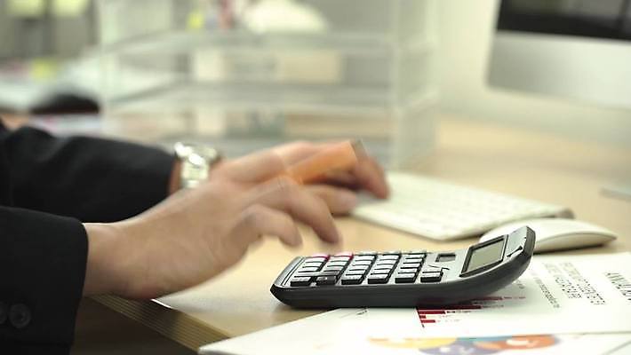 스튜디오촬영 손 비즈니스 아웃포커스 신체부위 터치 계산기 타이핑 계산 누름 4K MP4 MOV 국내동영상 클립영상 모션 문구용품 촬영기법 실내 사람 장비 동영상 파일형식