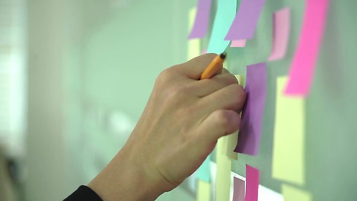 스튜디오촬영 손 비즈니스 아이디어 아웃포커스 신체부위 볼펜 기록 메모지 잡기 소프트포커스 4K MP4 MOV 국내동영상 클립영상 컨셉 모션 촬영기법 실내 사람 펜 사무용품 동영상 파일형식