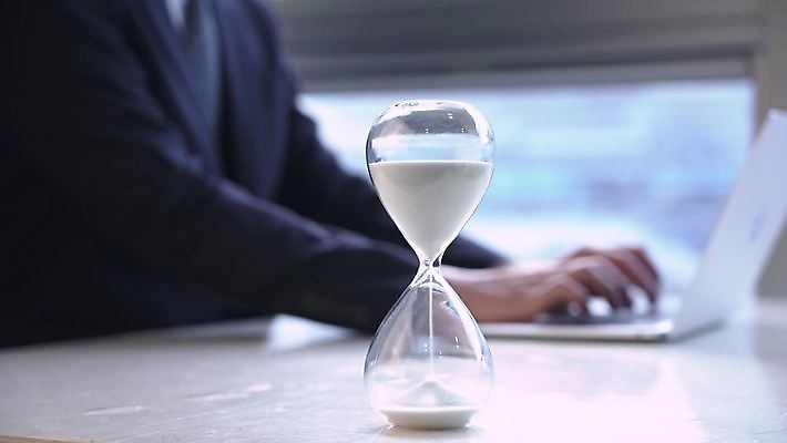 스튜디오촬영 남자 비즈니스 한명 상반신 성인 아웃포커스 30대 노트북 한국인 타이핑 모래시계 성인남자한명만 4K MP4 MOV 국내동영상 클립영상 1 모래 시계 촬영기법 실내 사람 동양인 장년 전자제품 동영상 남자한명만 성인남자만 파일형식