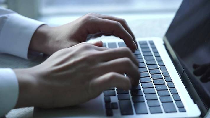 스튜디오촬영 손 비즈니스 신체부위 노트북 타이핑 업무 4K MP4 MOV 국내동영상 클립영상 실내 사람 전자제품 작업 동영상 파일형식