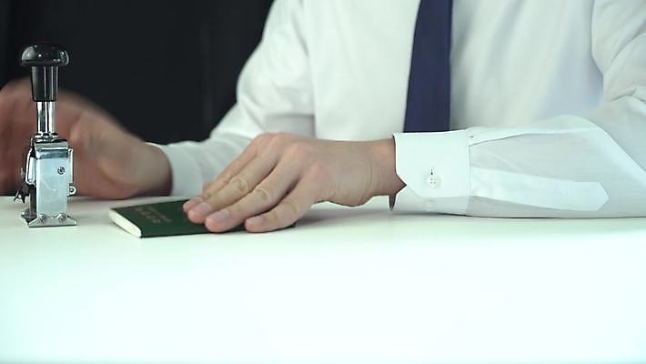 스튜디오촬영 남자 비즈니스 한명 정장 상반신 성인 신체부위 30대 도장 한국인 여권 찍기 성인남자한명만 4K MP4 MOV 국내동영상 클립영상 1 옷 모션 실내 사람 동양인 장년 동영상 남자한명만 성인남자만 파일형식