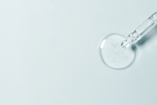 포토 JPG 스튜디오촬영 하늘색 백그라운드 사람없음 화장품 투명 질감 앰플 카피스페이스 국내포토 실내 파란색 뷰티 공백 파일형식