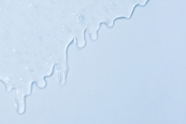 포토 JPG 스튜디오촬영 하늘색 백그라운드 사람없음 화장품 흐름 투명 질감 앰플 카피스페이스 국내포토 컨셉 실내 파란색 뷰티 공백 파일형식