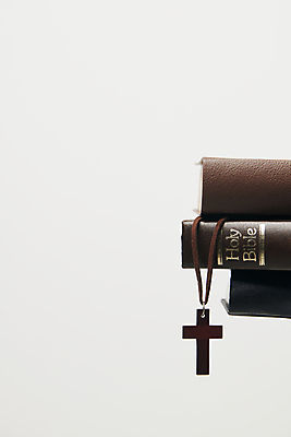 포토 JPG 스튜디오촬영 기독교 십자가 부활절 사람없음 성경 십자가목걸이 카피스페이스 국내포토 기념일 종교 목걸이 종교용품 실내 공백 파일형식