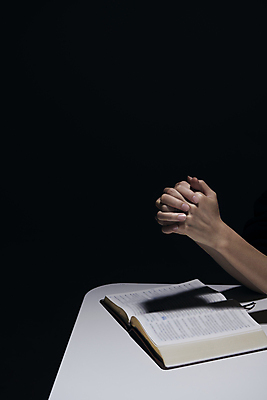 포토 JPG 스튜디오촬영 손 기독교 부활절 신체부위 검은색 성경 기도 손모으기 국내포토 기념일 종교 컬러 종교용품 실내 사람 손짓 파일형식