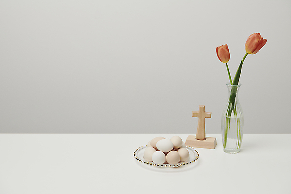 포토 JPG 스튜디오촬영 무료이미지 기독교 십자가 사람없음 튤립 부활절계란 카피스페이스 국내포토 꽃 종교 부활절 실내 계란 공백 파일형식