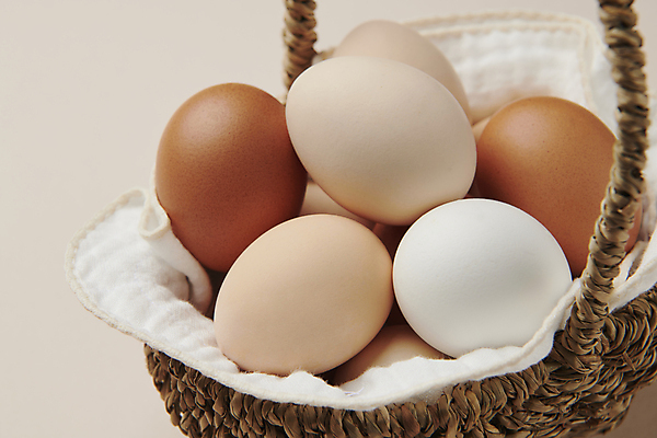 포토 JPG 스튜디오촬영 기독교 근접촬영 사람없음 갈색 바구니 담기 부활절계란 국내포토 종교 뷰포인트 컬러 모션 부활절 실내 계란 파일형식