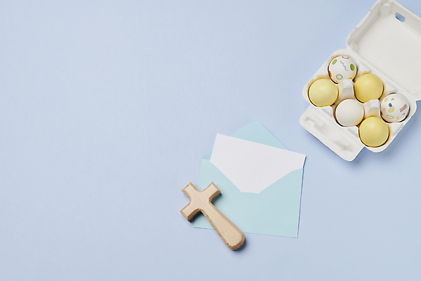 포토 JPG 스튜디오촬영 기독교 십자가 편지봉투 사람없음 파란색 부활절계란 초대장 계란판 국내포토 종교 컬러 봉투 부활절 카드_감사 실내 계란 편지 파일형식