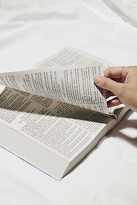 포토 JPG 스튜디오촬영 손 기독교 부활절 근접촬영 신체부위 성경 흰색 넘기 국내포토 기념일 종교 뷰포인트 컬러 종교용품 모션 실내 사람 파일형식