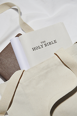 포토 JPG 스튜디오촬영 기독교 가방 부활절 근접촬영 사람없음 성경 흰색 담기 국내포토 잡화 기념일 종교 뷰포인트 컬러 종교용품 모션 실내 파일형식