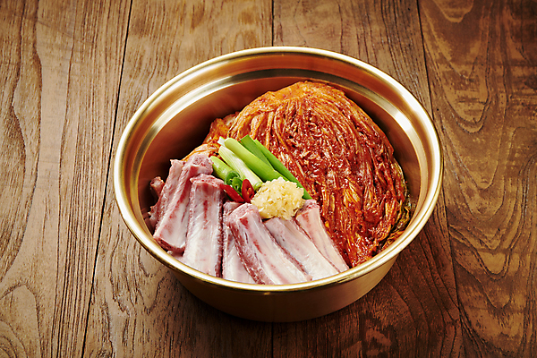포토 JPG 스튜디오촬영 한식 김치 마늘 생고기 돼지고기 사람없음 대파 김치찜 등갈비 묵은지 국내포토 음식 채소 실내 육류 찜 파 파일형식