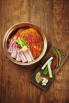 포토 JPG 스튜디오촬영 한식 고추 김치 마늘 생고기 돼지고기 사람없음 하이앵글 대파 김치찜 등갈비 묵은지 월계수 국내포토 음식 뷰포인트 채소 실내 육류 찜 파 파일형식