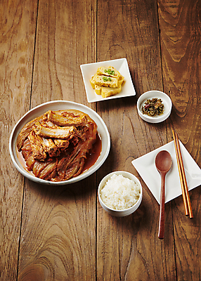 포토 JPG 스튜디오촬영 한식 반찬 김치 수저 돼지고기 사람없음 하이앵글 계란말이 공기밥 김치찜 등갈비 멸치볶음 묵은지 국내포토 식기 음식 뷰포인트 밥 실내 육류 계란요리 찜 볶음 파일형식